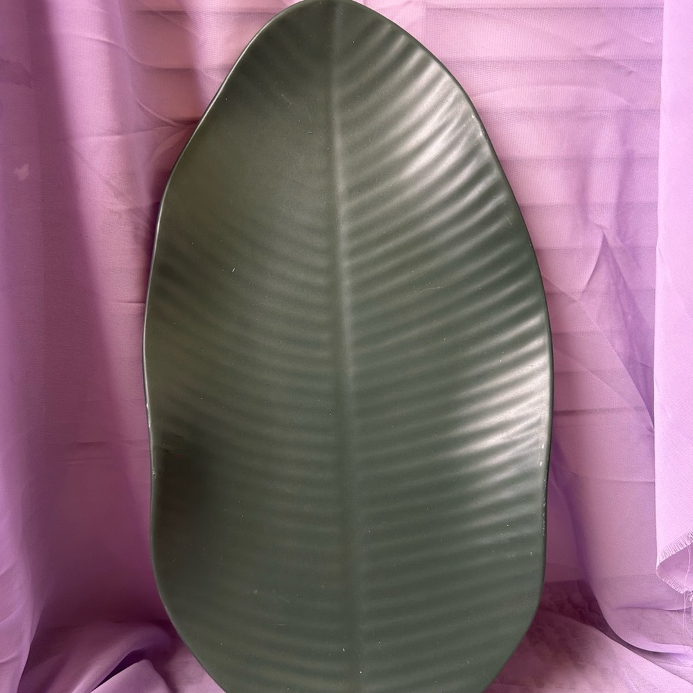 Green Leaf-Shaped Decorative Plate